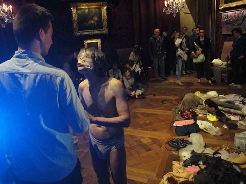 David Noir en singe accueille le public de la Nuit des Musées au Musée de la chasse à Paris | Photo Frédérique Lecerf