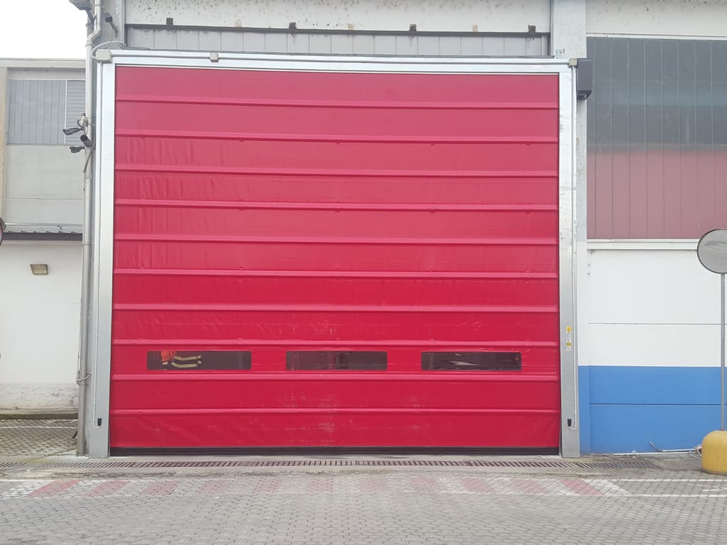 Porta ad impacchettamento verticale per grandi aperture, con rinforzi per resistenza al vento e ma