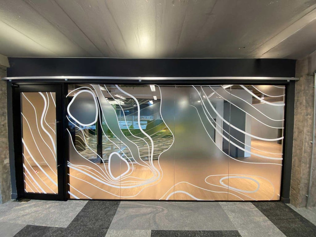 Interjero ir eksterjero langų apipavidalinimas DECOSONA su matinėmis ir spalvotomis stiklo plėvelėm