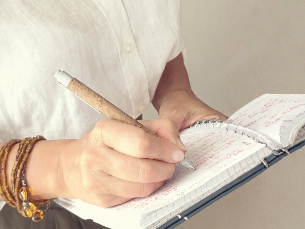 Valeria Angeletti, wellness coach di Metabolika, mentre scrive su un taccuino