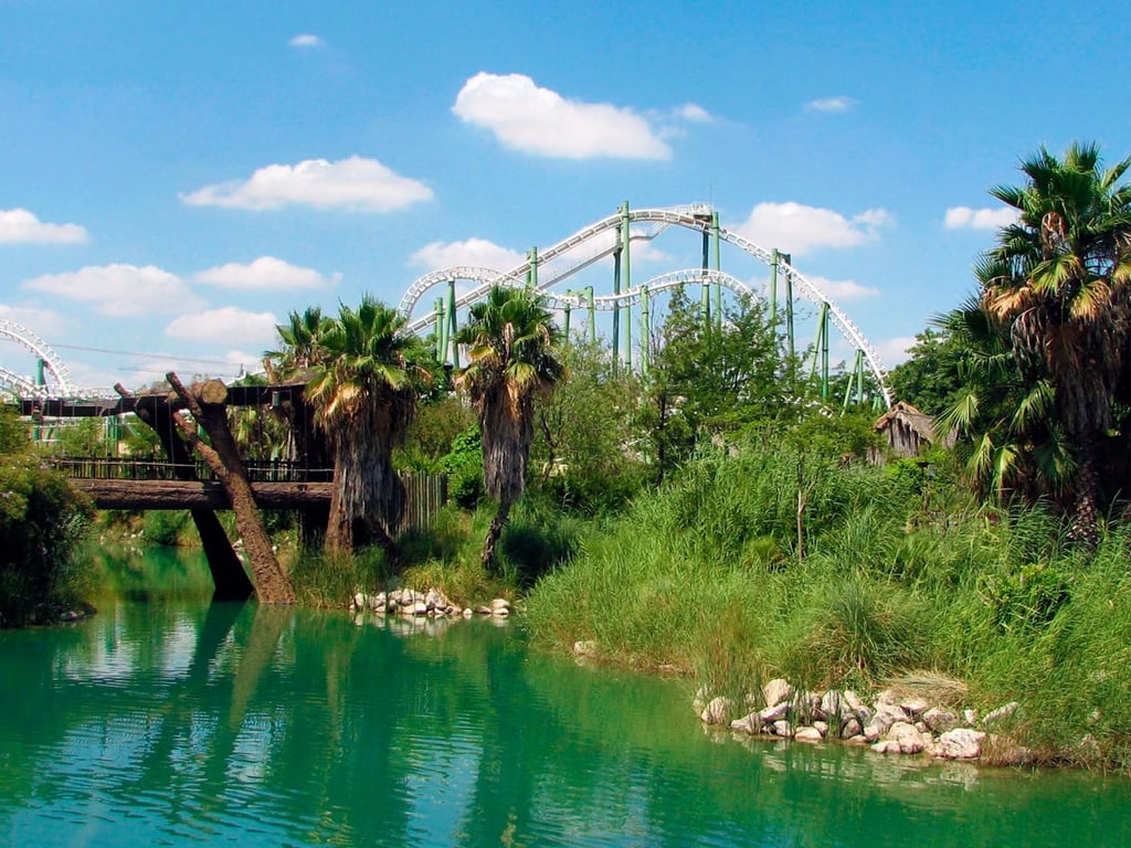 parque de atracciones, aventuras en familia, circuitos, toboganes, tirolinas, rocódromo