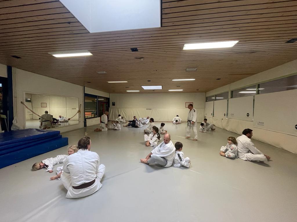 Ouder en kind judo onder leiding van sensei Patrick de Ridder