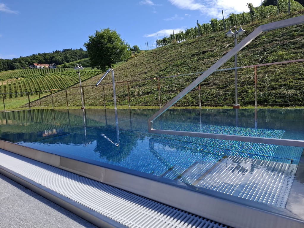 pool mitten im Grünen