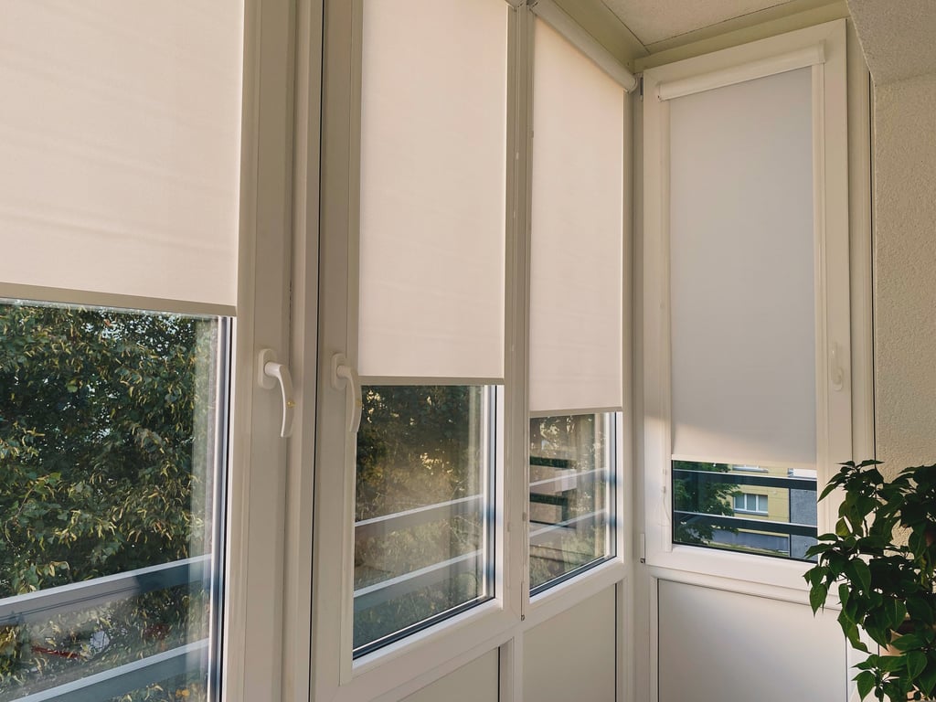 alt="Klasikiniai roletai iš vientiso audinio moderniame interjere"