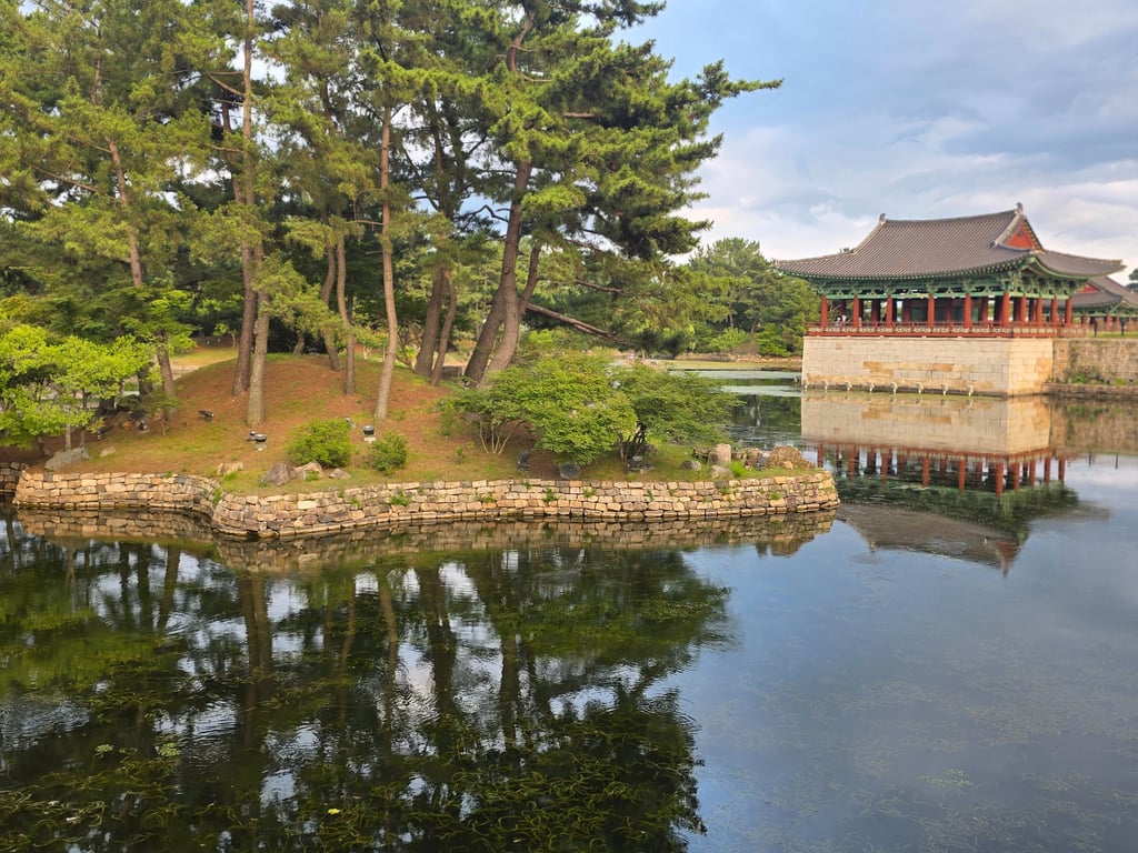 Wolji Pond and palace building
