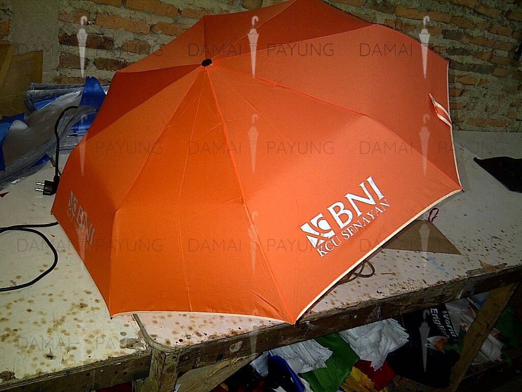 Payung promosi polos lipat orange silver BNI