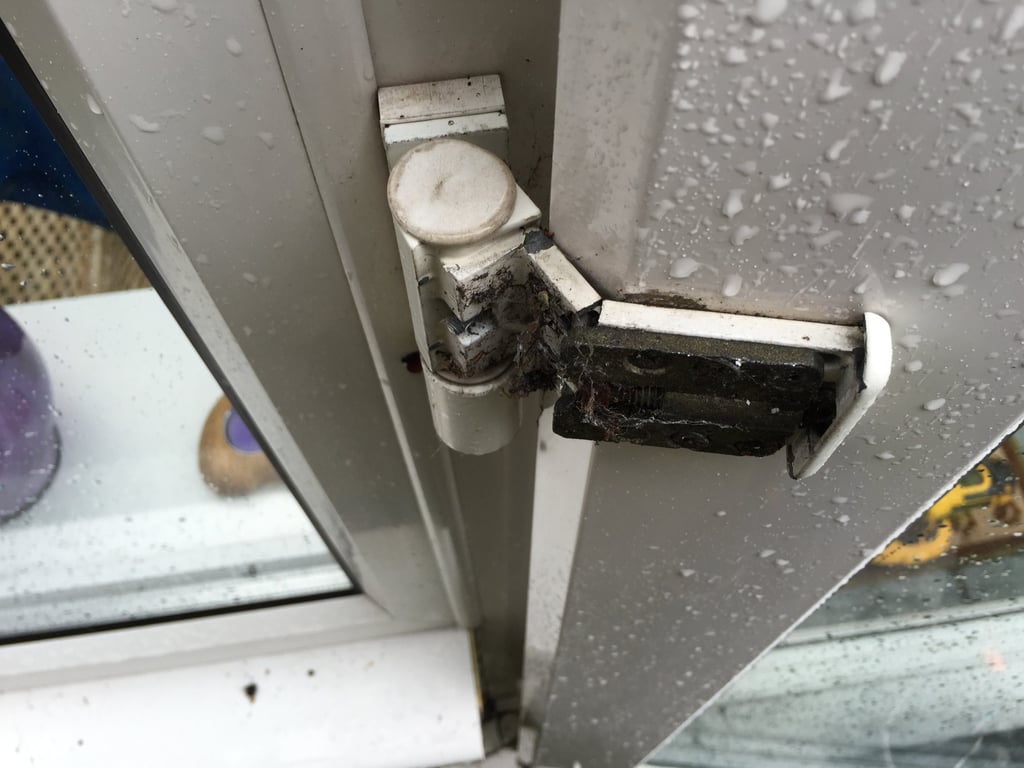 Picture of a broken upvc door hinge