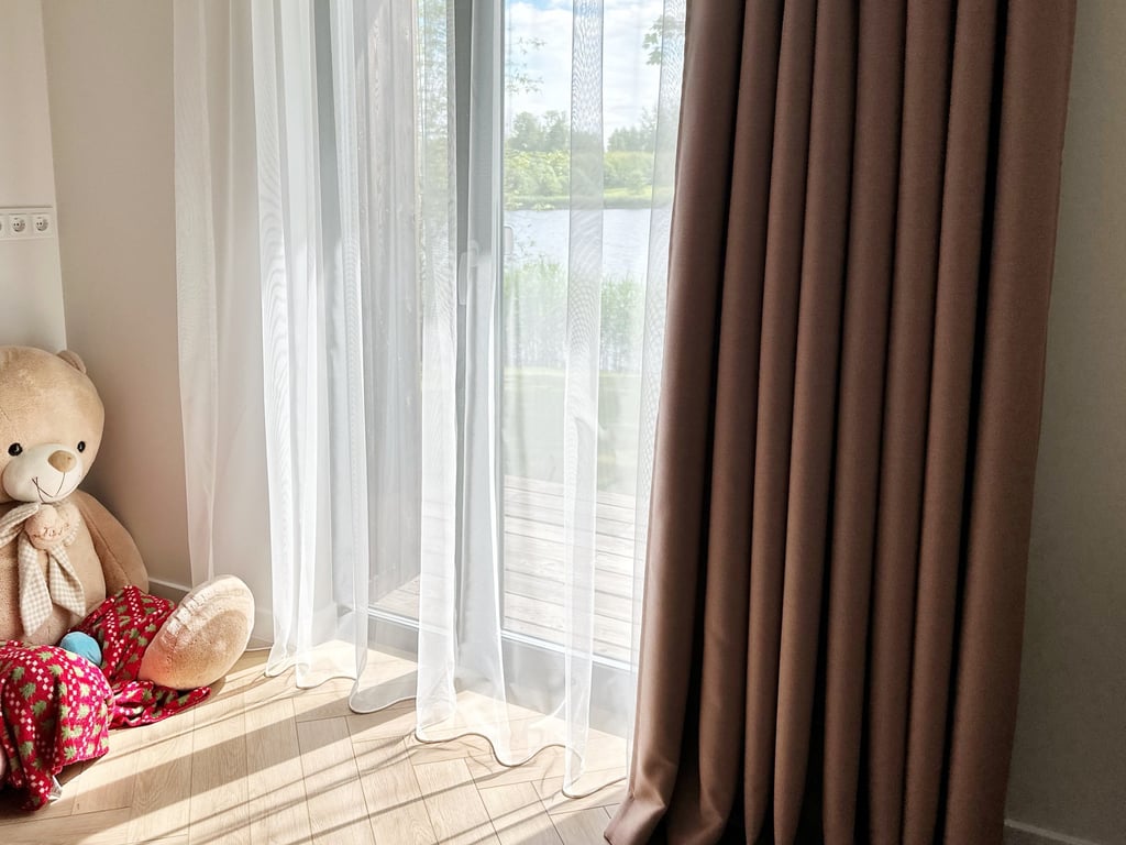 pilnai tamsinantis naktinis audinys ir skaidrios dieninės