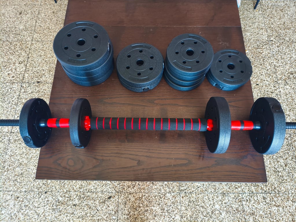 Kit completo de halteres ajustáveis JUPPLIES com todos os discos e punhos organizados numa bancada d