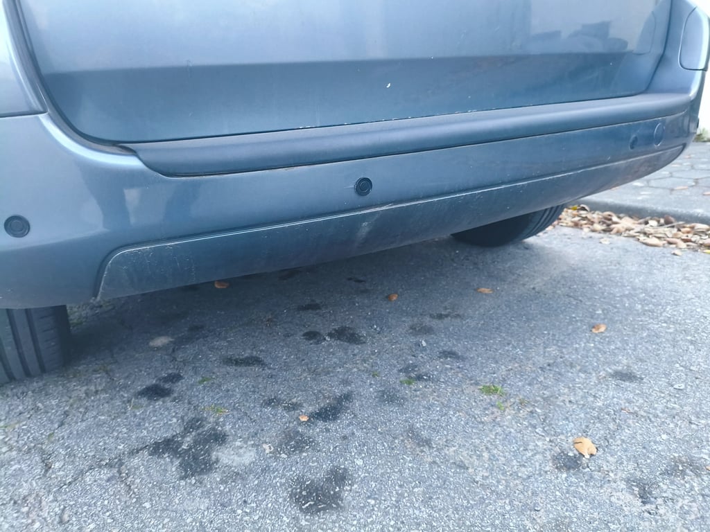 Sensor de estacionamento Aiupt instalado no para-choques traseiro de carro azul