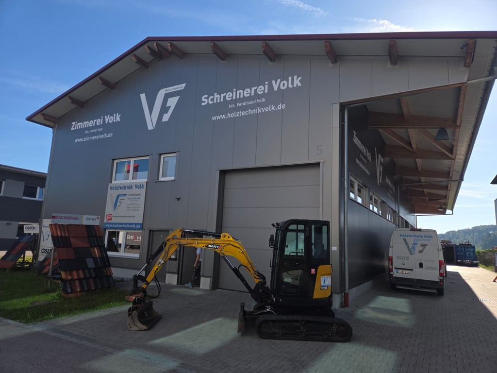Pfalz-Hub Minibagger SANY SY26U auf dem Betriebsgelände von Holztechnik Volk vor der Werkstatt