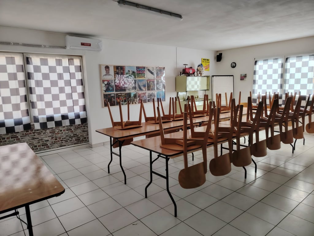 Bannière de la salle de séminaire équipée au style industriel, idéale pour les réunions d'entreprise