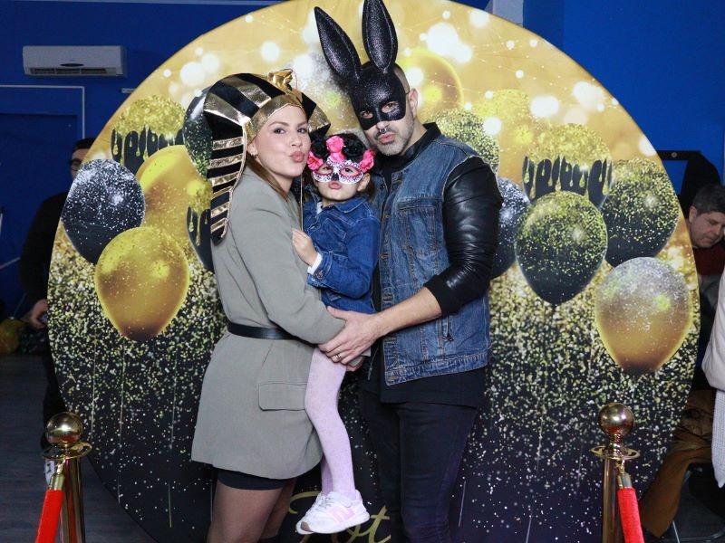 Fotomatón para cumpleaños en Barcelona con photocall dorado y fotos ilimitadas