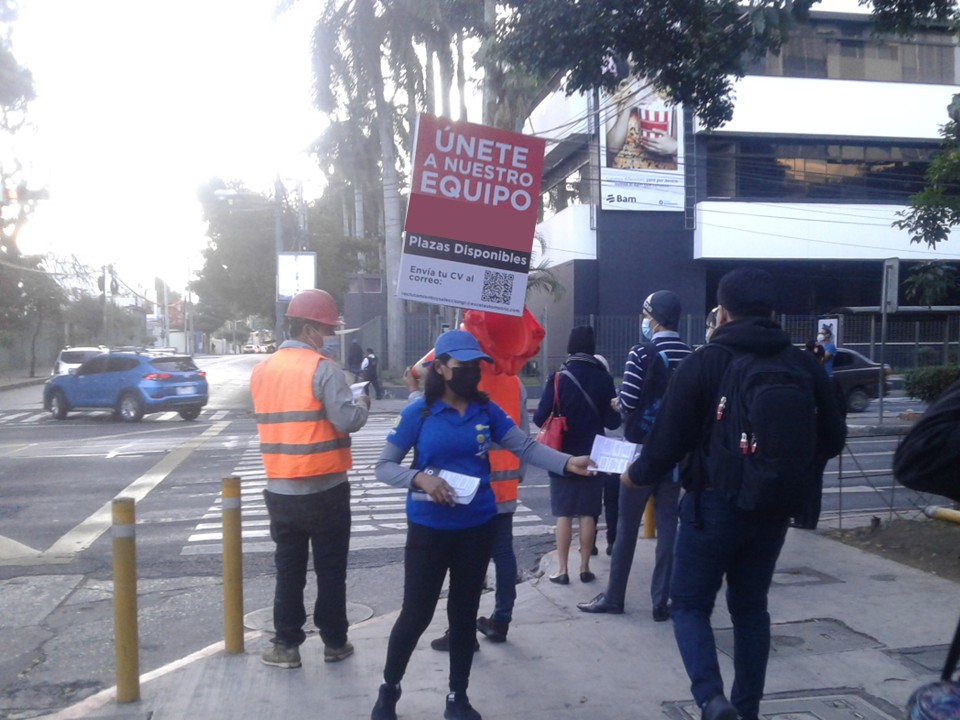 volanteo en guatemala, reclutamiento de personal en punto de trafico peatonal