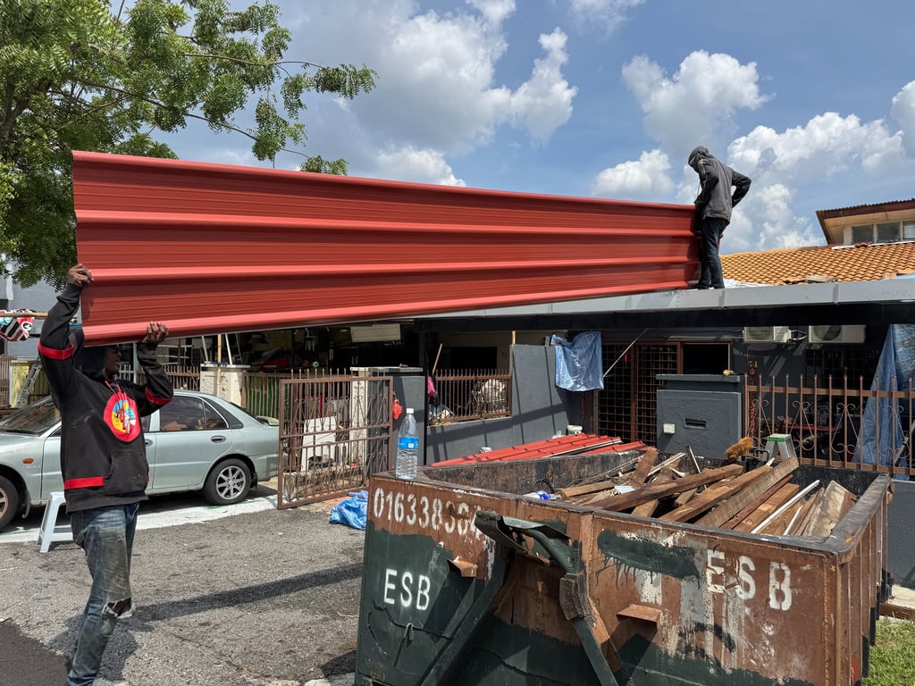 Installing metal deck roofing sheets with PU metal