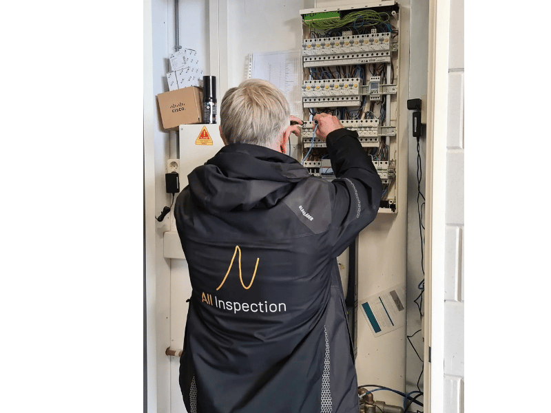 nspection medewerker controleert elektrische installatie in verdeelkast