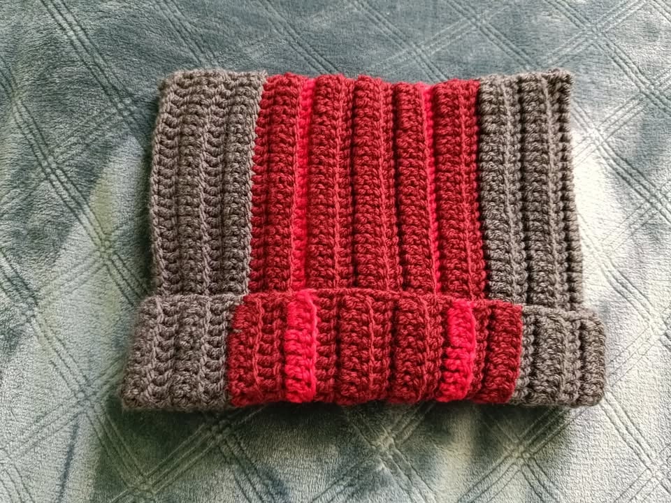 Gorro de crochet rojo y gris hecho a mano inspirado en la banda Twenty One Pilots