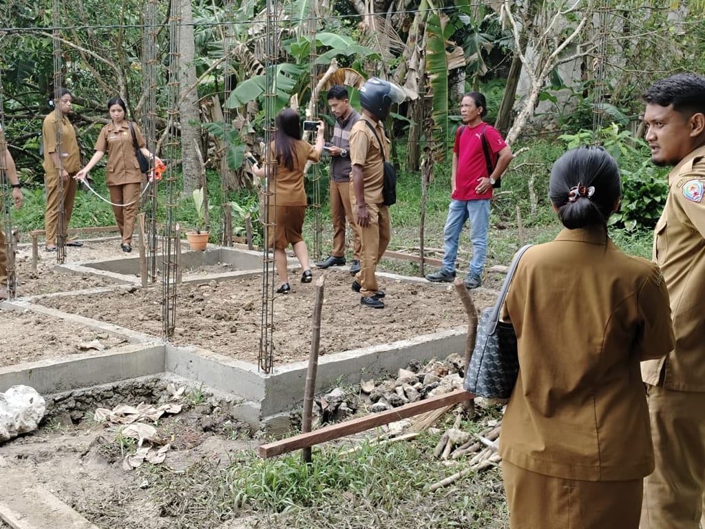 Perkim Kepulauan Aru Tinjau RTLH Dilokasi Sasaran