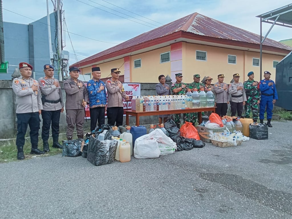 Polres Aru Musnahkan Ratusan Liter Minuman Keras 