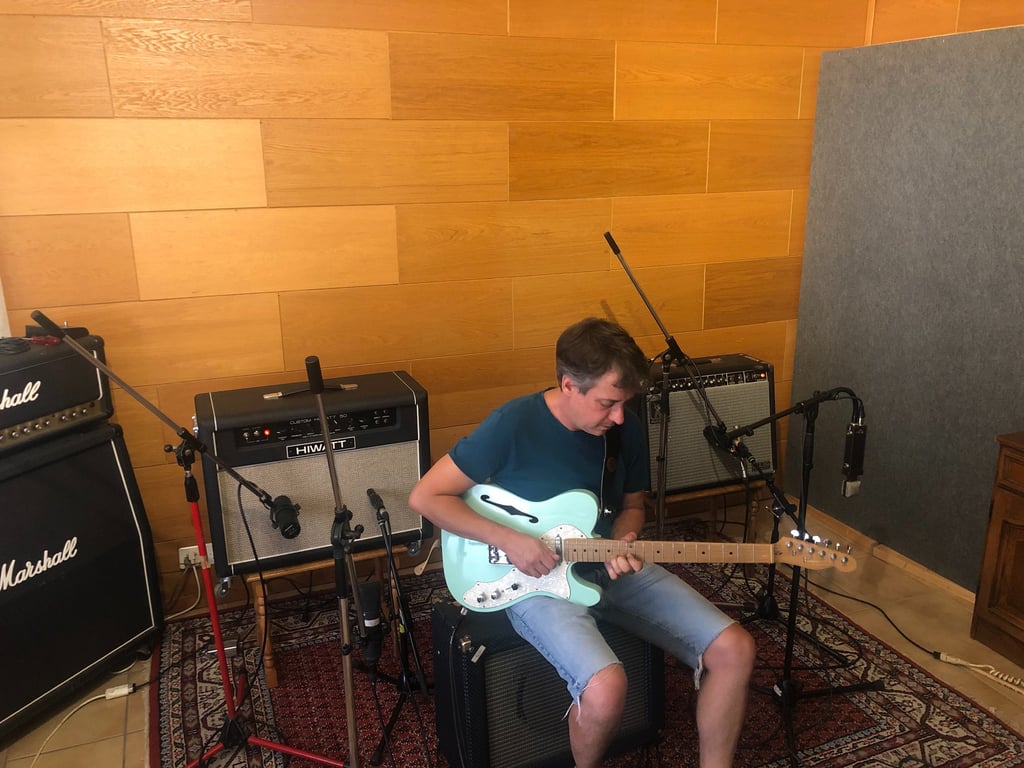 Guitariste en production d'album au Fil's HOUSE Studio