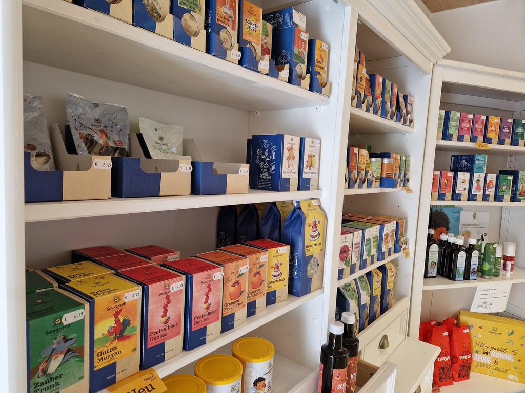 Regale mit Produkten von Sonnentor