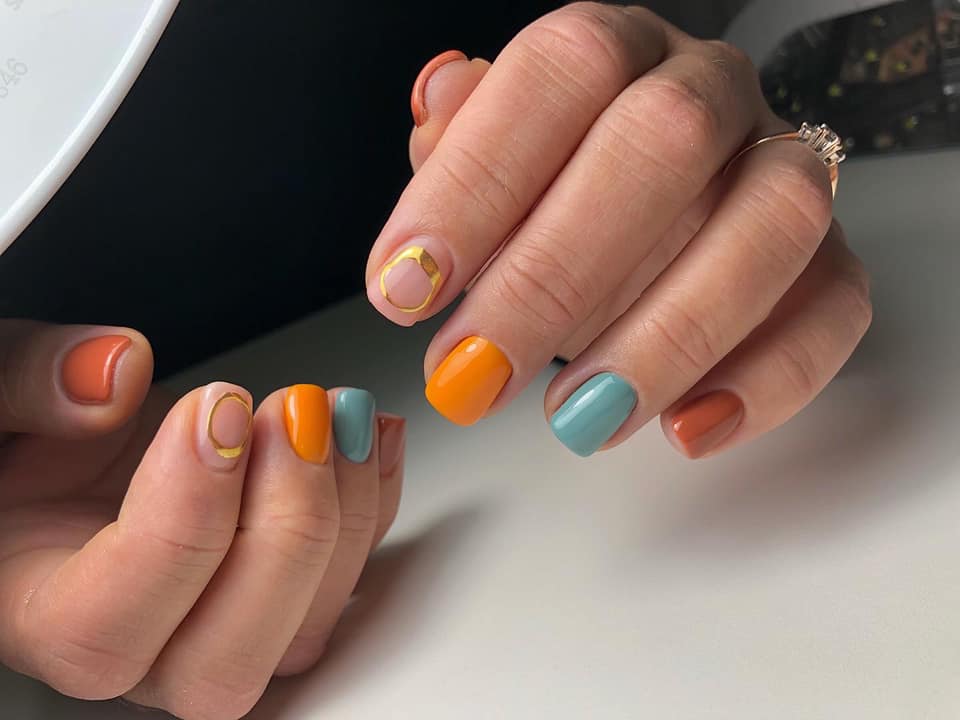 Klientei atliktas kombinuotas manikiūras su dekoru.