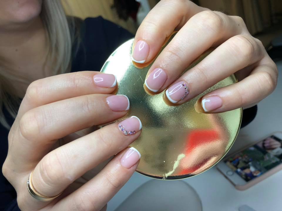 Klientei atlikome ilgalaikį prancuzišką manikiūrą