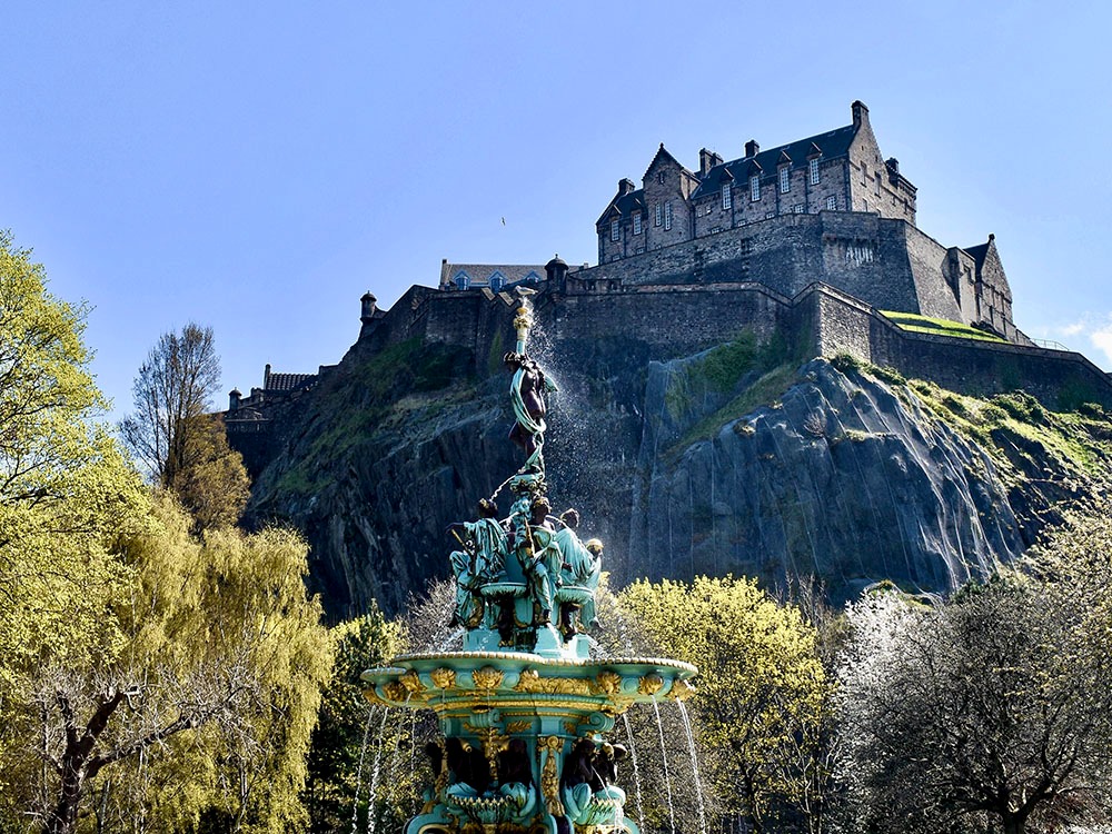 Chateau d'Edimbourg vue depus la fontaine de Princs Street Garden