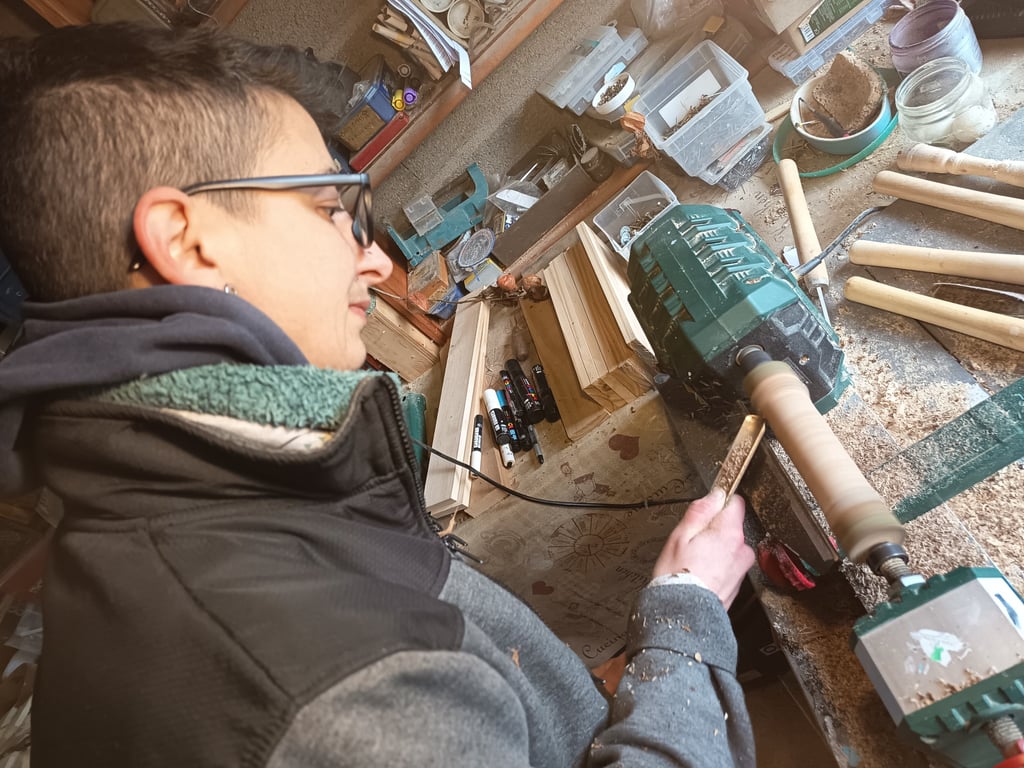 Claire sur le tour à bois.