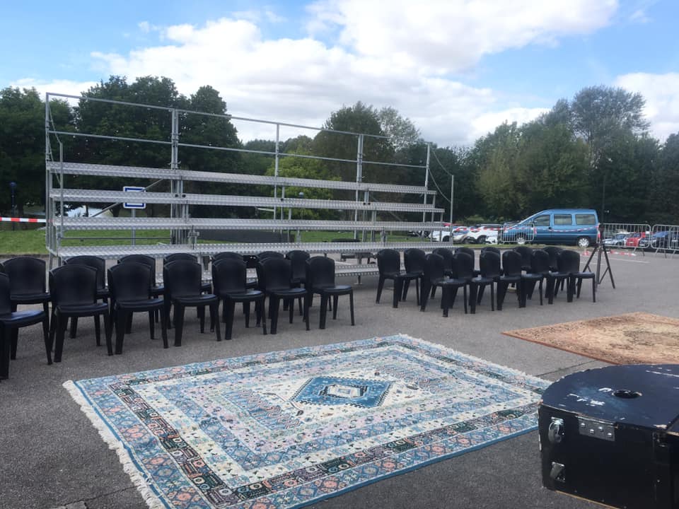 Scène et gradin mobile installés pour du théâtre en ruralité. Théâtre rural