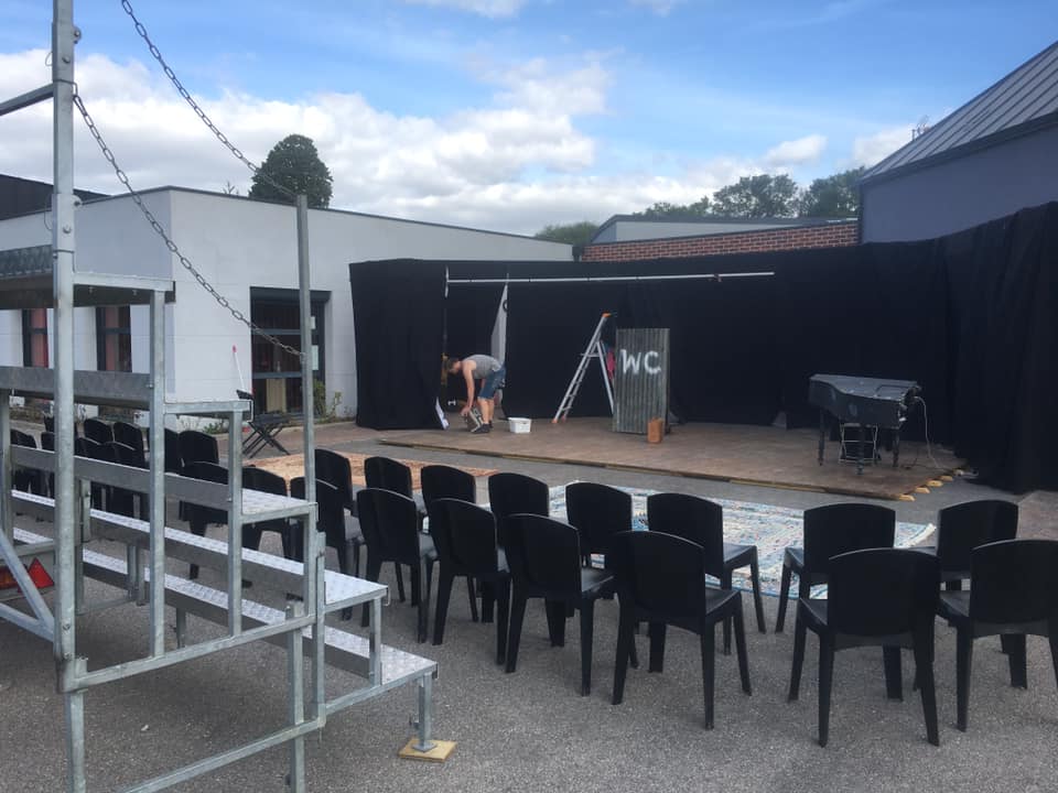 Scène et gradin mobile installés pour du théâtre en ruralité. Théâtre rural