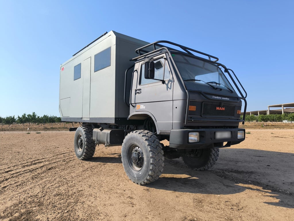 camión camperizado en el desierto