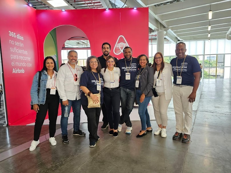 Delegación de República Dominicana en Expohost, compartiendo experiencias sobre rentas cortas.