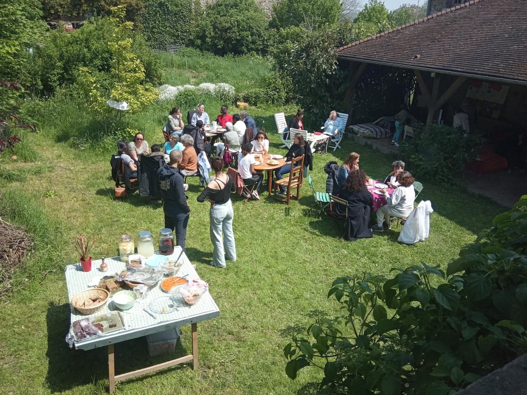 groupe de gens en extéreur avec jardin