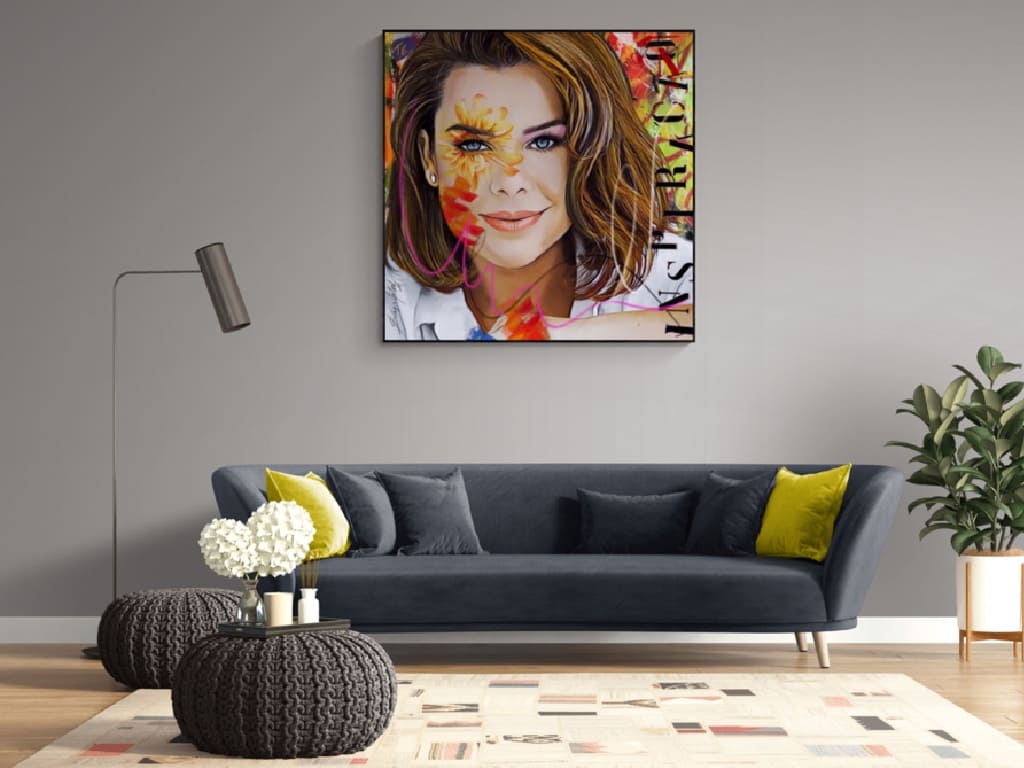 Artes plásticas em destaque: quadro colorido na parede da sala, iluminando o espaço com sua beleza