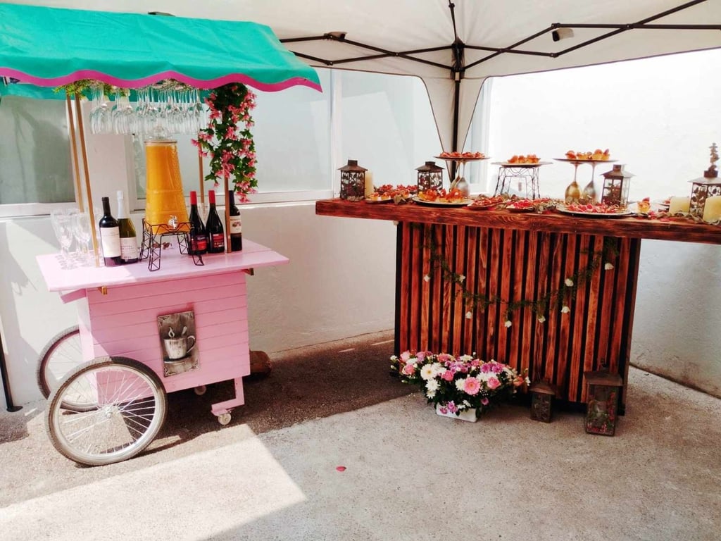 Carrito de mimosas y barra de bocadillos rúsctica