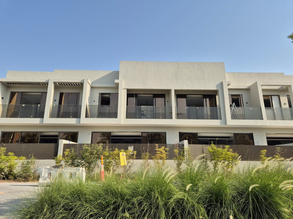 Luxury glass balcony railing with stainless steel fixtures for UAE villas