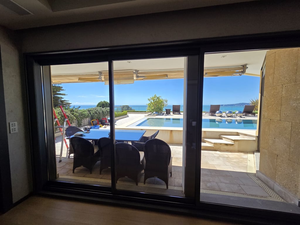 ezz baie vitrée vitrage mer maison store piscine 