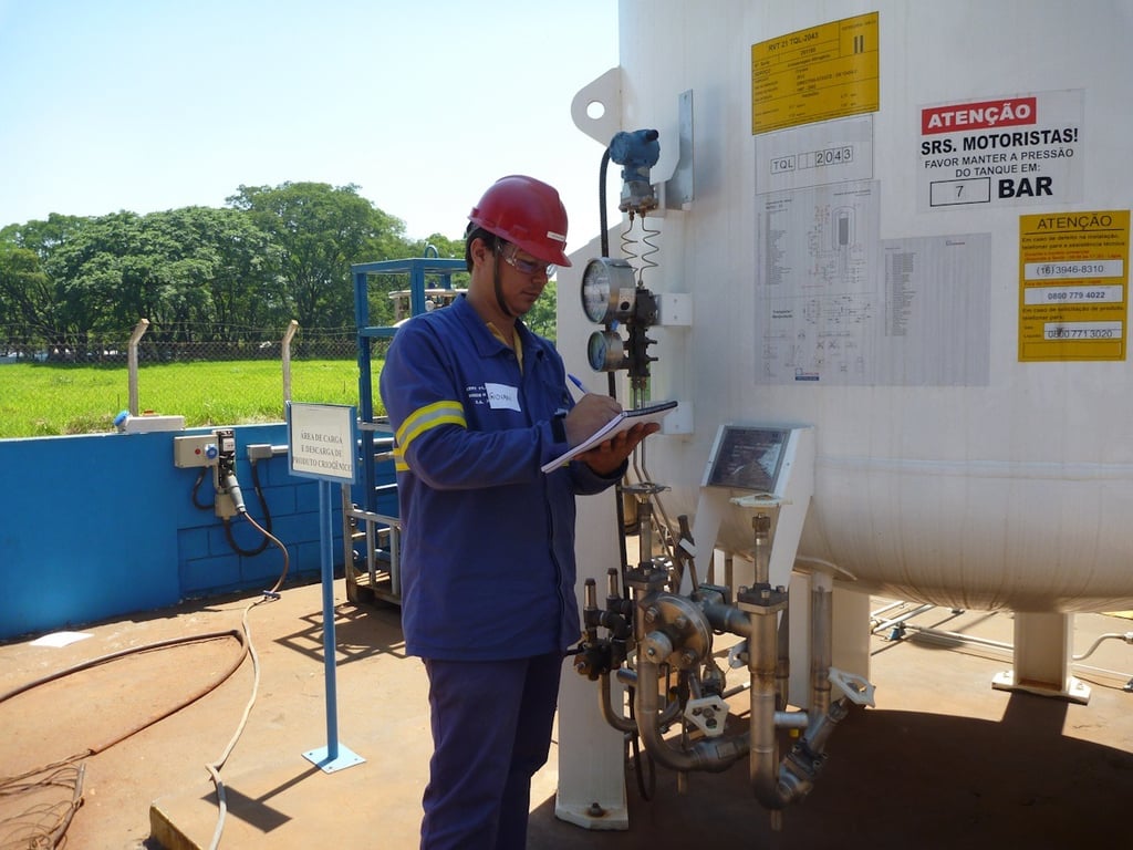 Técnico realizando levantamento de NR13 e manutenção preventiva em um tanque criogênico.