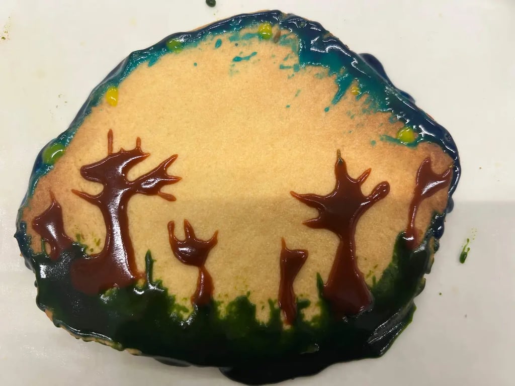 森林主題甜品作品 「以綠色甜品及角色造型糖霜組合而成的森林主題作品，呈現童趣與創意故事性，為 OneDo Workshop 學員自創設計。