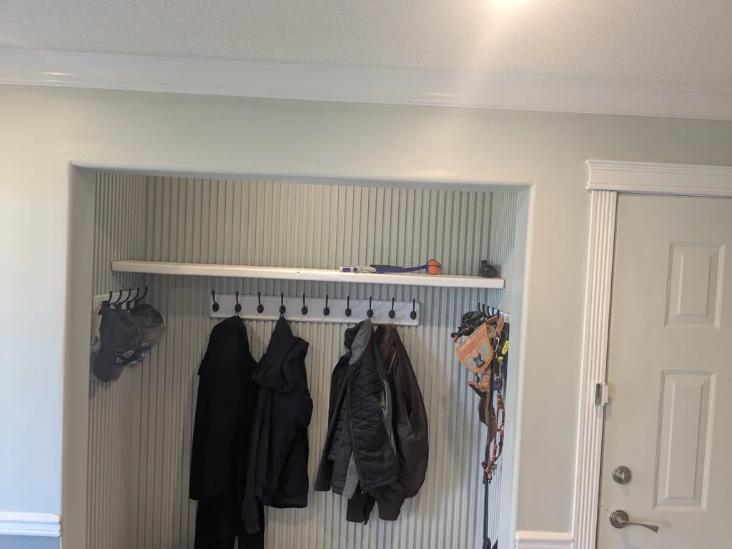 Vestibule before photo: many hooks, but plain