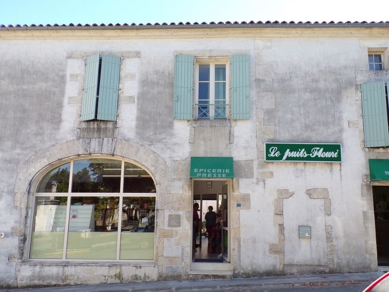 Le Puits Fleuri vu de la rue