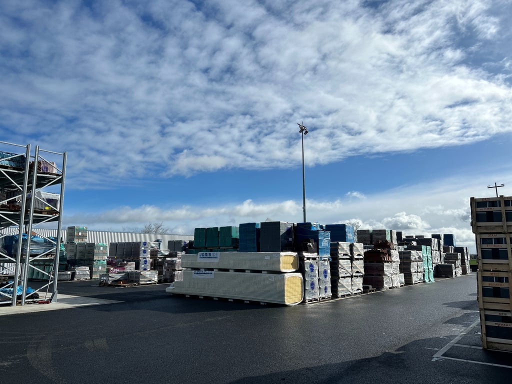 stock de matériaux de couverture sur le parc exterieure