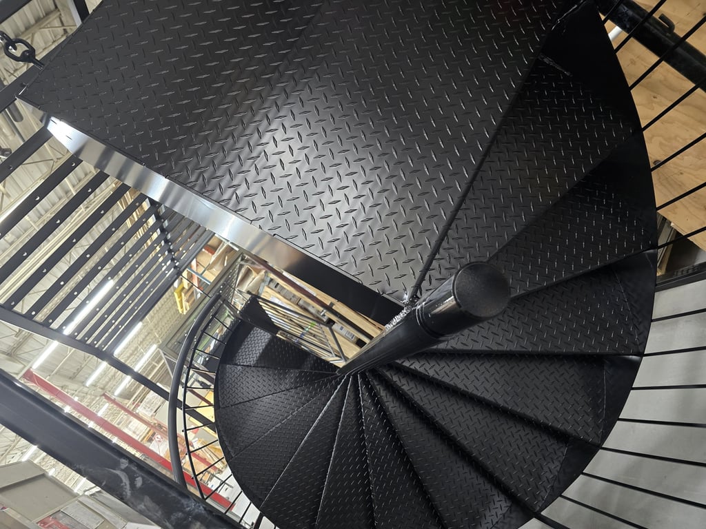escalier en colimaçon noir