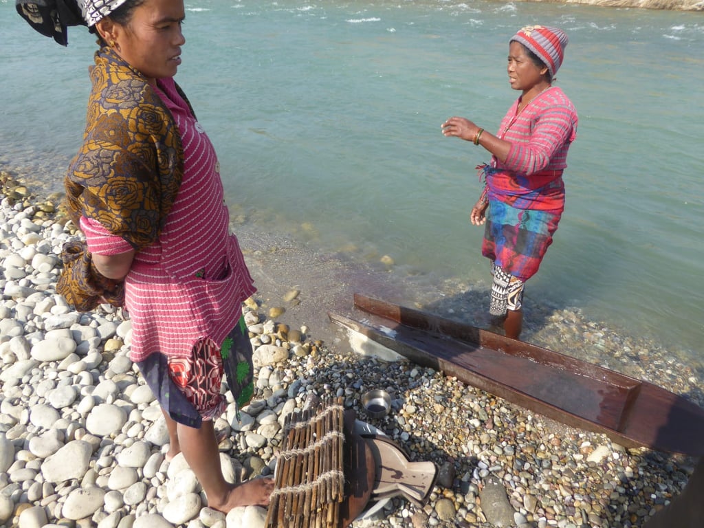 gold diggers near Mohana river