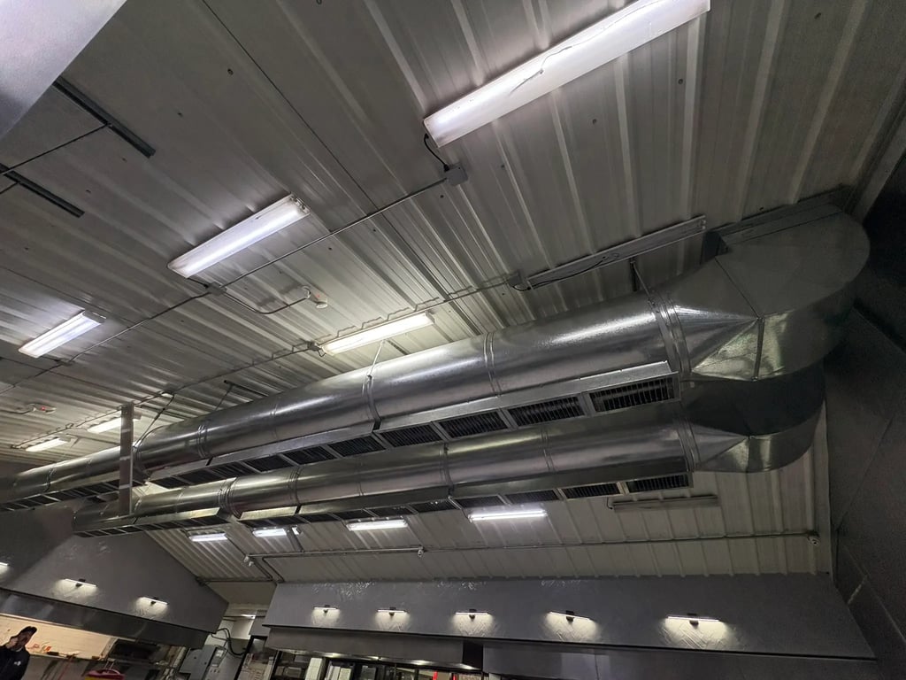 Sistema de balanceo de aire fabricado en acero galvanizado en el techo de un restaurante