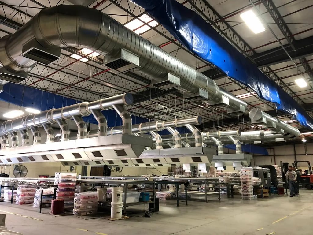 Fábrica industrial con grandes ductos metálicos galvanizados de HVAC y sistemas de ventilación