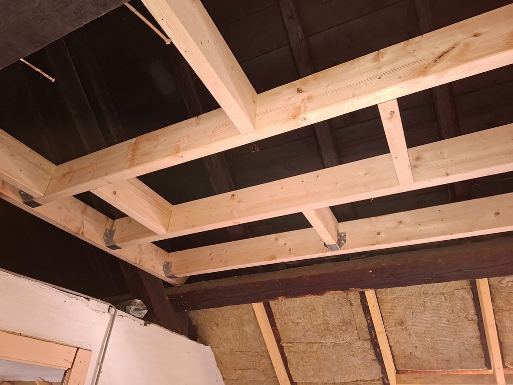 Création d'un plafond avec isolation thermique à florimont. Solivage posé sur sabot simpson.
