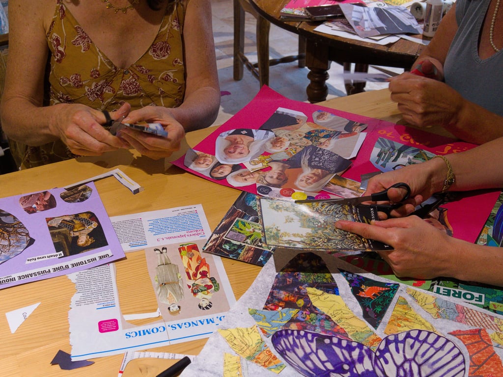 L'atelier collectif permet d'échanger en groupe par le collage ou l'écriture, à tout âge.