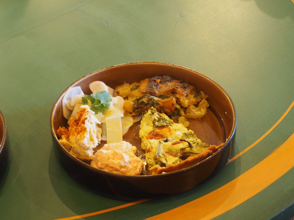 Exemple d'assiette damier avec des crudités, houmous, quiche/gratin, pain bio 